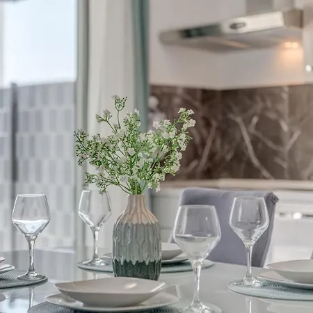 דירה Deluxe With Private Garden, *