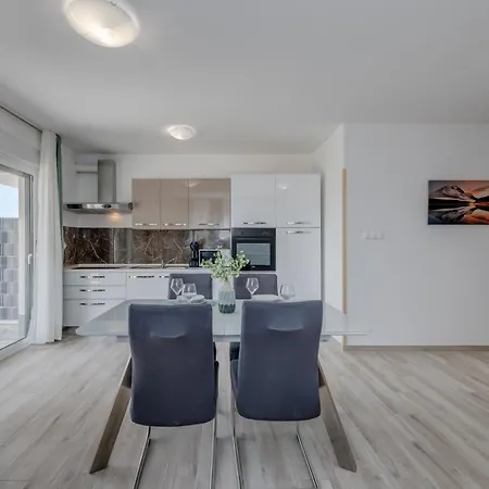 Deluxe With Private Garden,