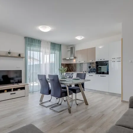 Deluxe With Private Garden,