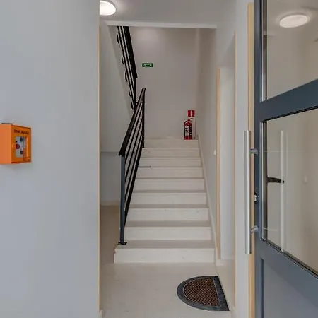 Deluxe With Private Garden, דירה טרוגיר