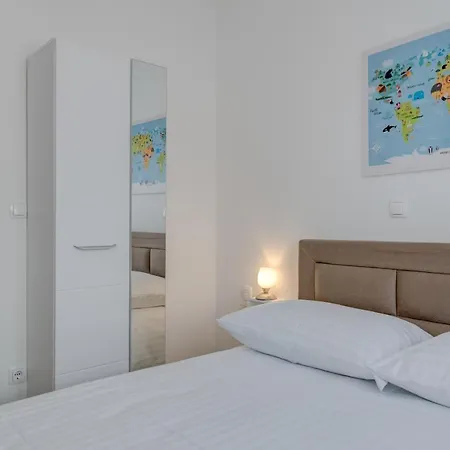 דירה Deluxe With Private Garden, *