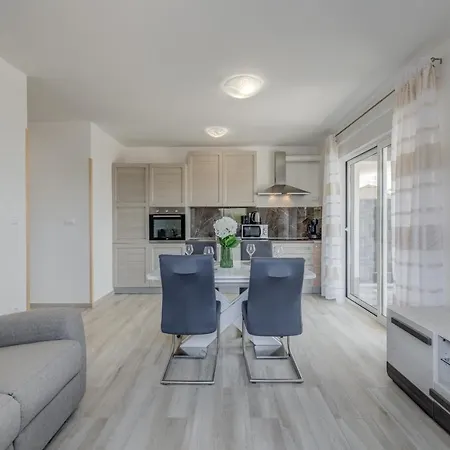 Deluxe With Private Garden, Appartement *