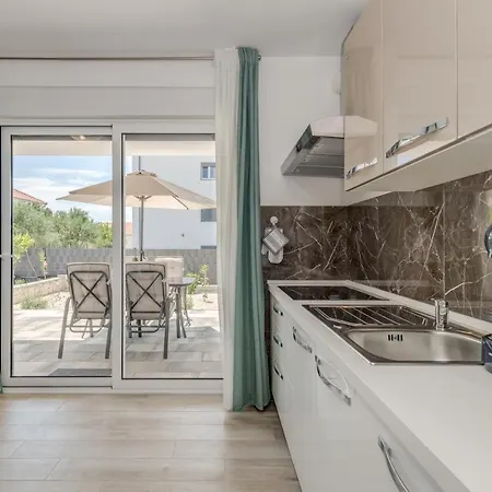 דירה Deluxe With Private Garden, *