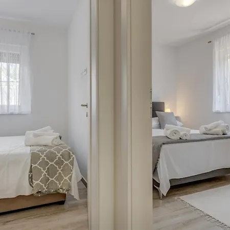 Deluxe With Private Garden, Trogir