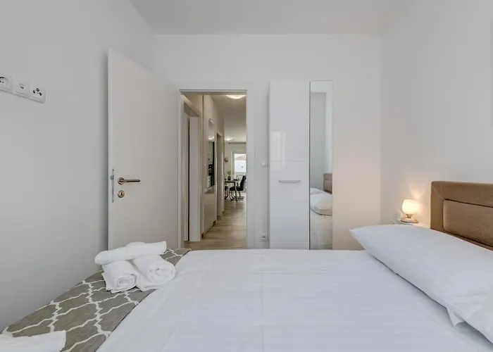 Deluxe With Private Garden,