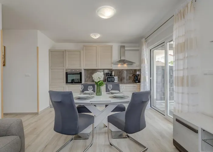 Deluxe With Private Garden, Lejlighed Trogir