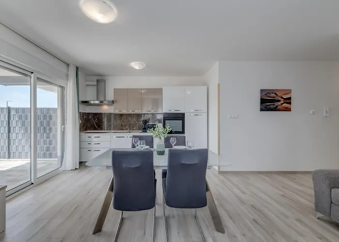 Deluxe With Private Garden,