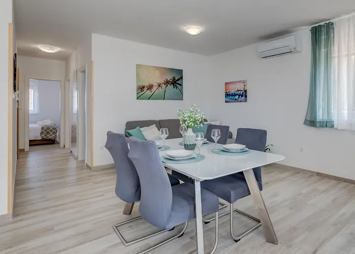 Deluxe With Private Garden, Lejlighed Trogir