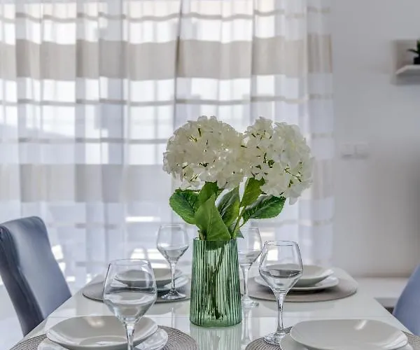 Deluxe With Private Garden, Lejlighed