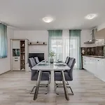 Deluxe With Private Garden, Apartment *