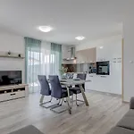 Deluxe With Private Garden,
