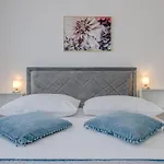 Deluxe With Private Garden, Apartment Trogir