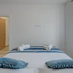 Apartment Deluxe With Private Garden,