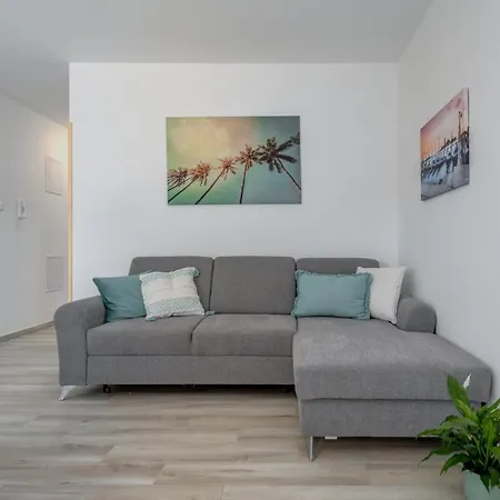 Deluxe With Private Garden, Apartman Trogir