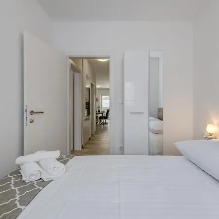 Deluxe With Private Garden,