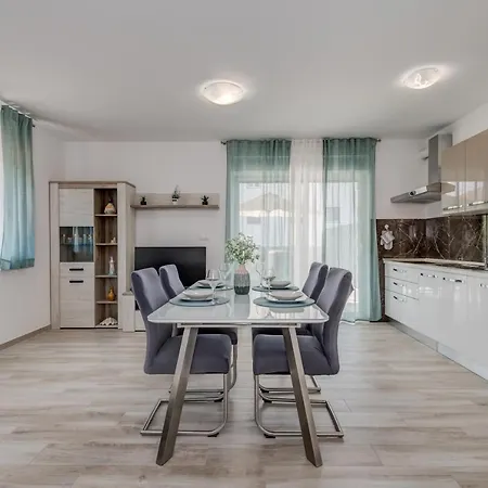 Deluxe With Private Garden, Lejlighed *