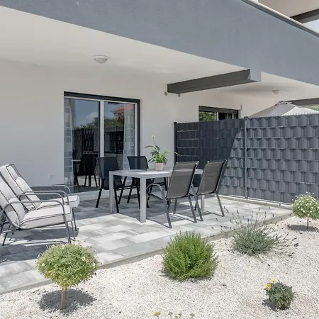 Deluxe With Private Garden, Apartman Trogir