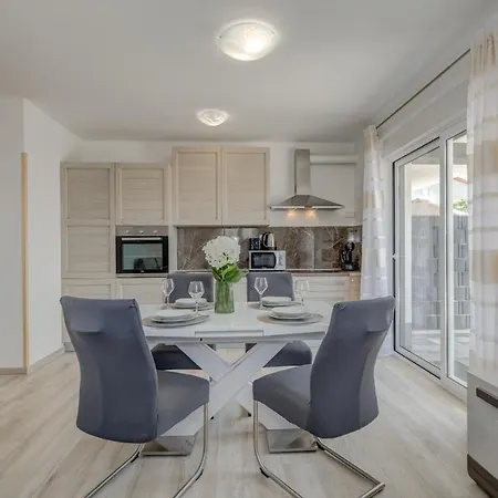 Deluxe With Private Garden, Апартаменти Трогір