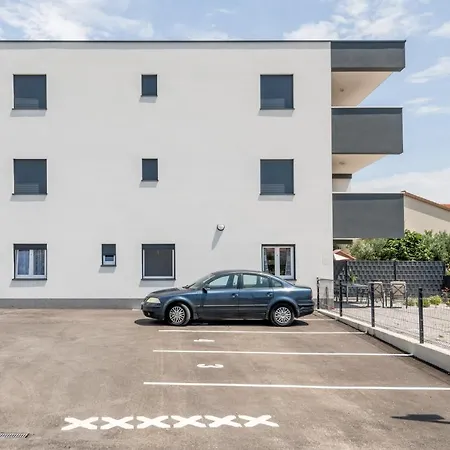 Deluxe With Private Garden, Апартаменти *