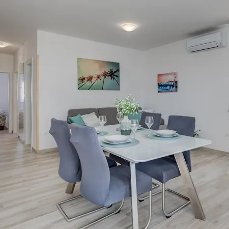 Deluxe With Private Garden, Apartment Trogir