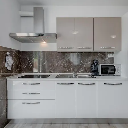 Apartment Deluxe With Private Garden, Trogir