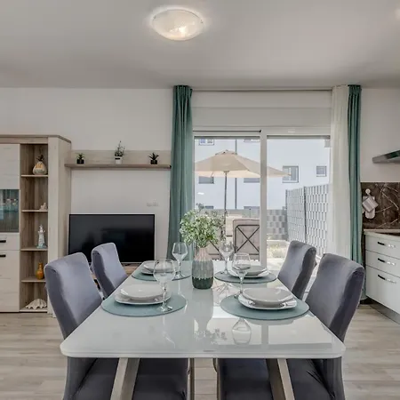 Deluxe With Private Garden, Apartman