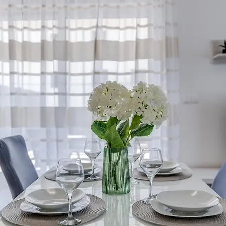 Deluxe With Private Garden, Апартаменти