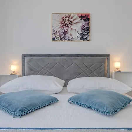 Deluxe With Private Garden, Apartman Trogir