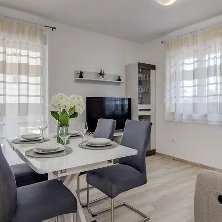 Apartman Deluxe With Private Garden, Trogir