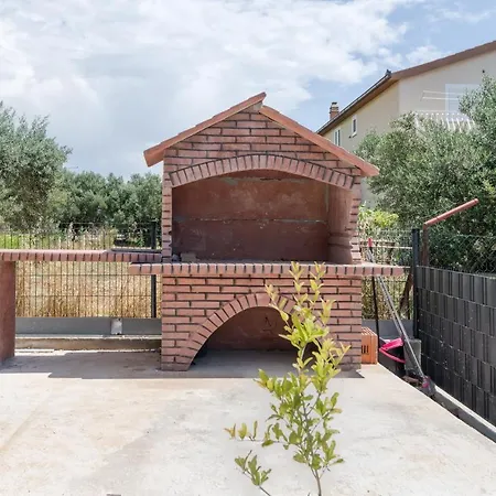 Apartment Deluxe With Private Garden, Trogir