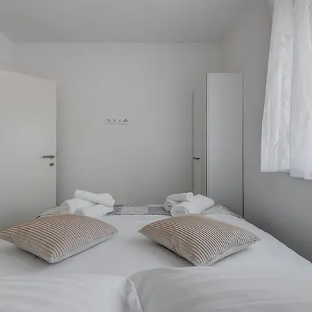 Deluxe With Private Garden, *