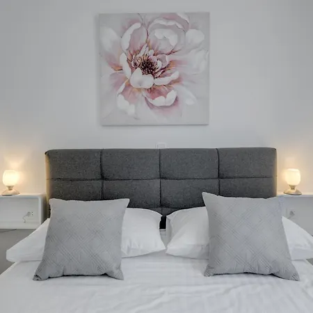 Deluxe With Private Garden, Apartment Trogir