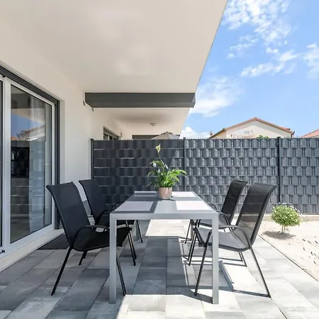 公寓 Deluxe With Private Garden, *