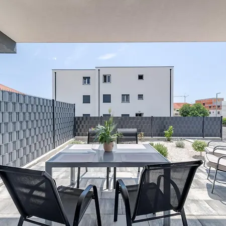 Deluxe With Private Garden, Trogir