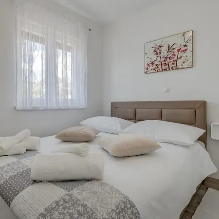 Deluxe With Private Garden, Apartman