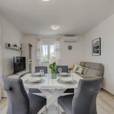 Deluxe With Private Garden,