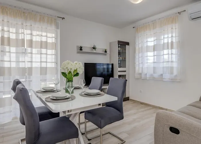 Lägenhet Deluxe With Private Garden, Trogir