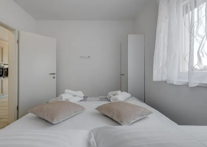 Deluxe With Private Garden, *