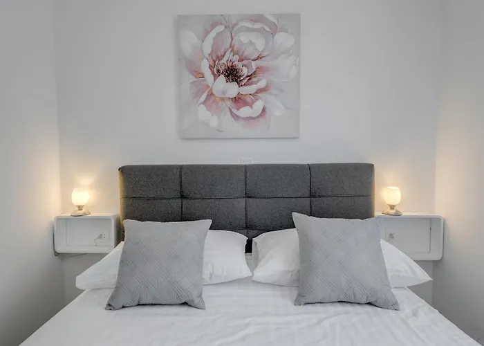 Deluxe With Private Garden, Lägenhet Trogir