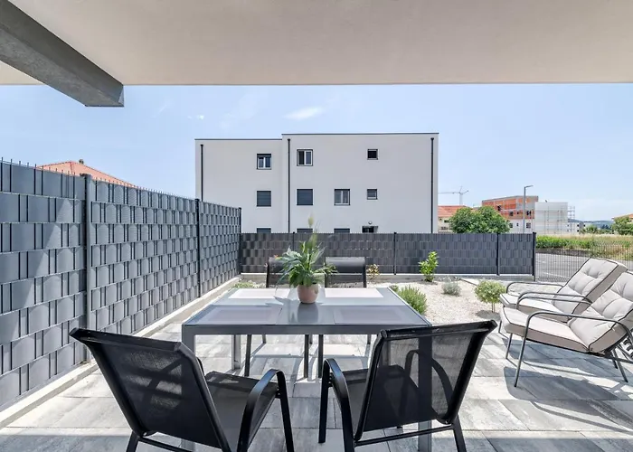 Deluxe With Private Garden, Trogir