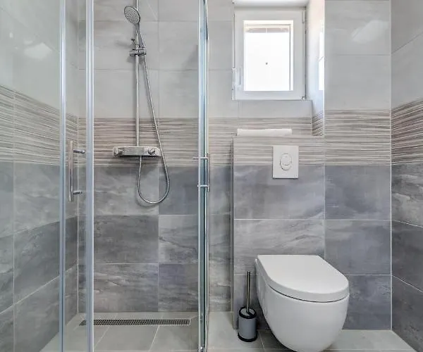 Deluxe With Private Garden, Apartamento *
