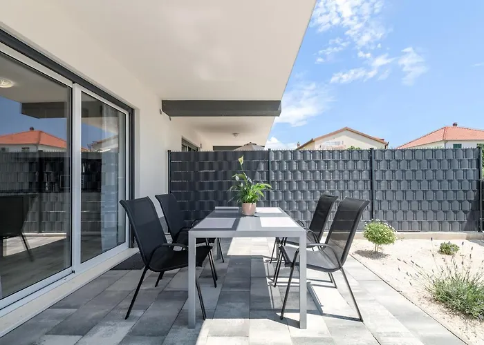 Apartamento Deluxe With Private Garden, *