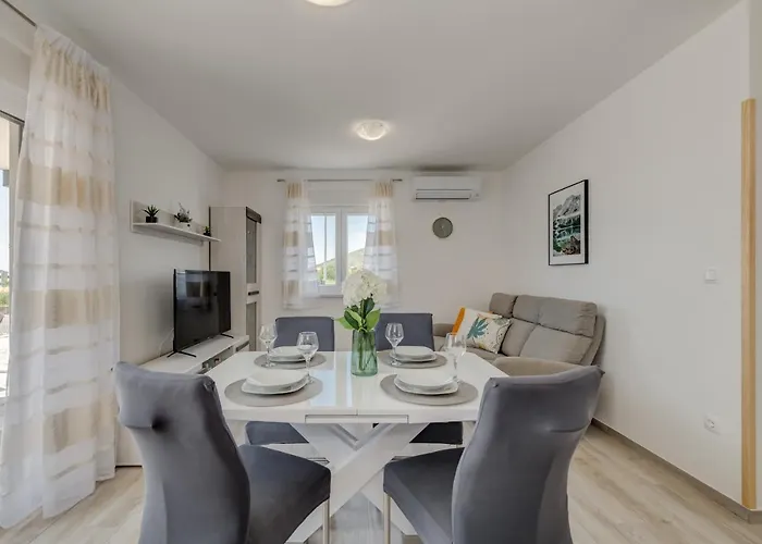 Deluxe With Private Garden,